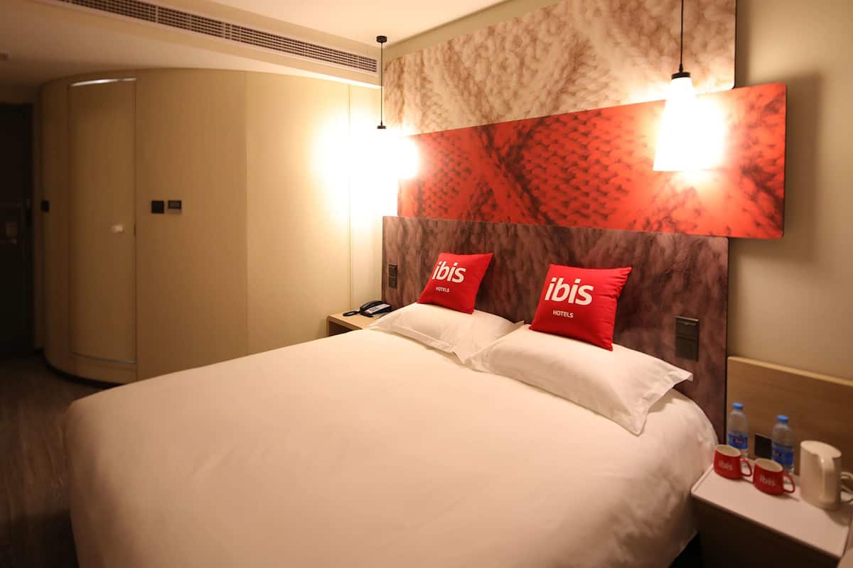 Tek Büyük Yataklı Oda | Select Comfort yatak, odada kasa, güneşlik/perde