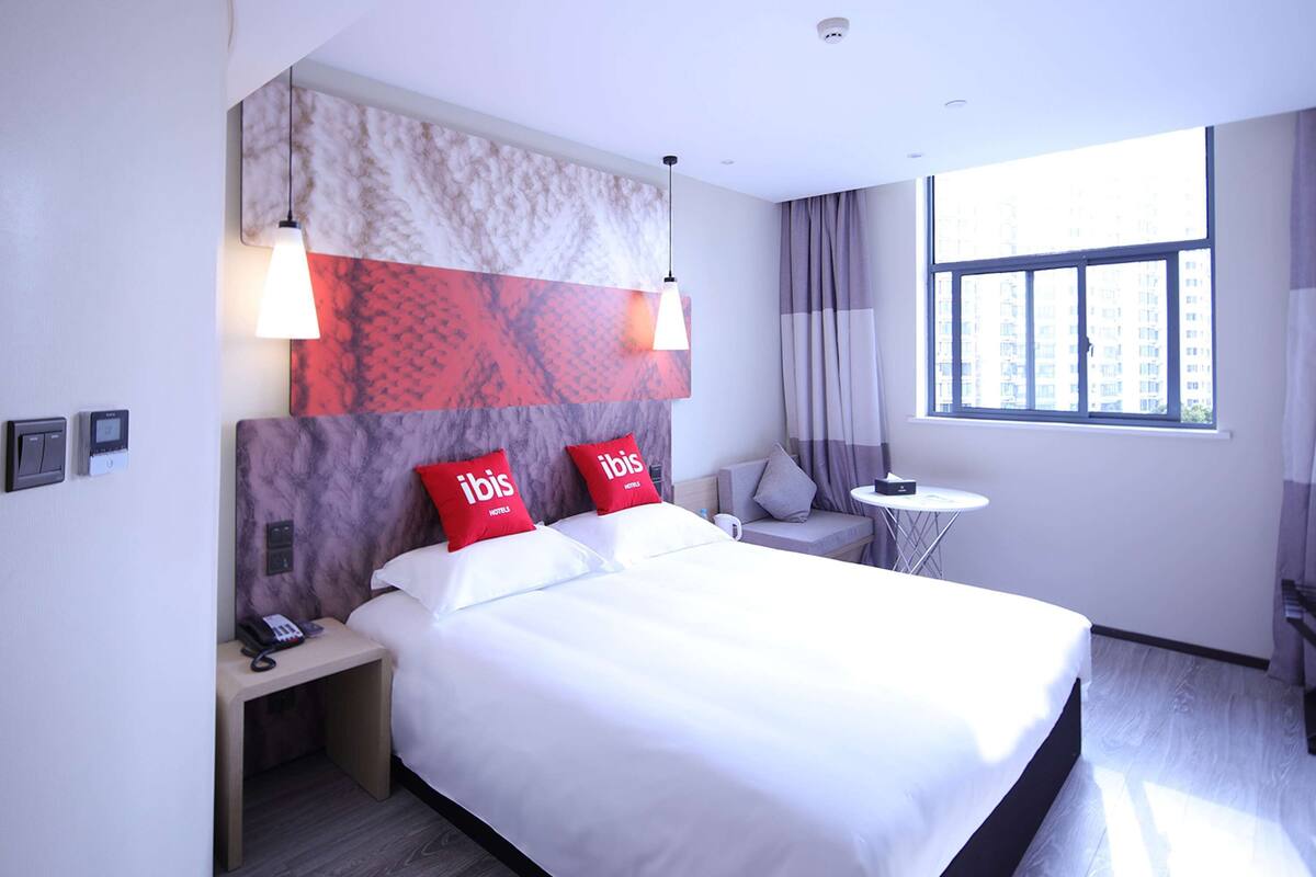 Colchones Select Comfort y caja de seguridad en la habitación