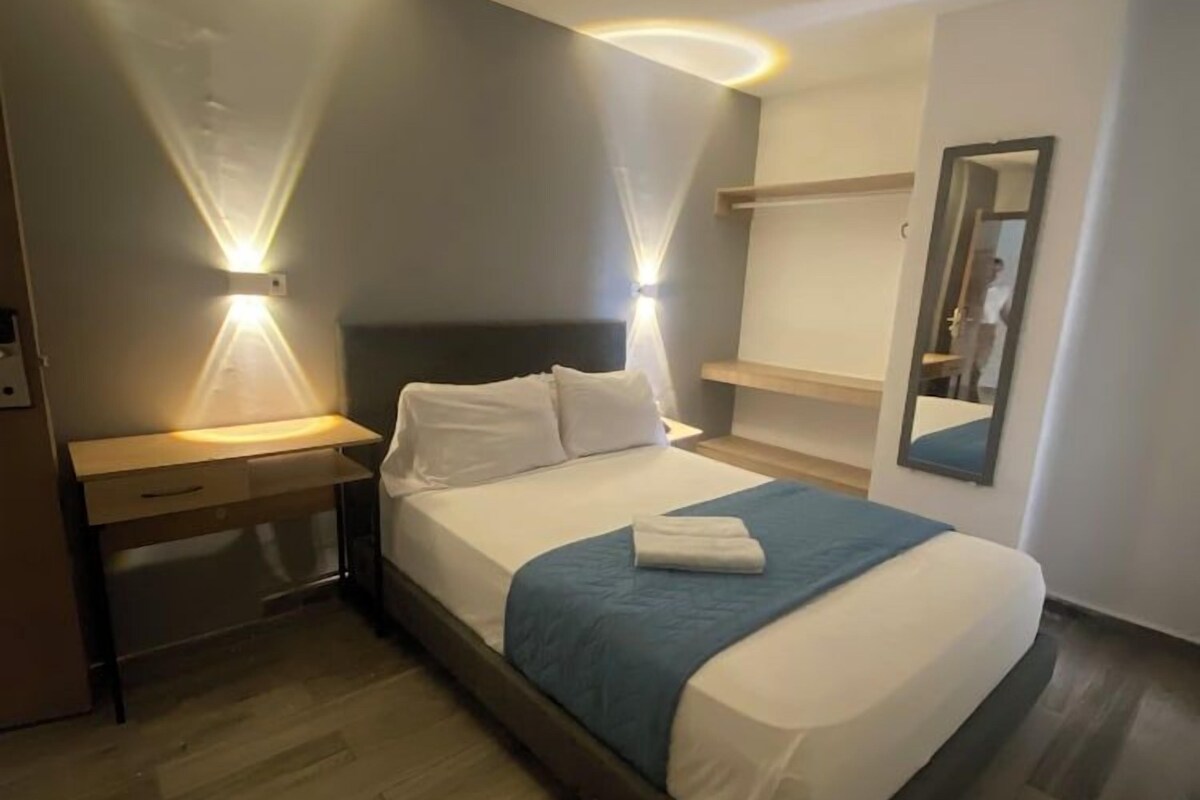 Een bureau, een laptopwerkplek, gratis wifi, beddengoed