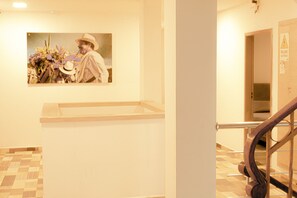 Handrails in hallways - Hotel Yivinaca (Barranquilla)