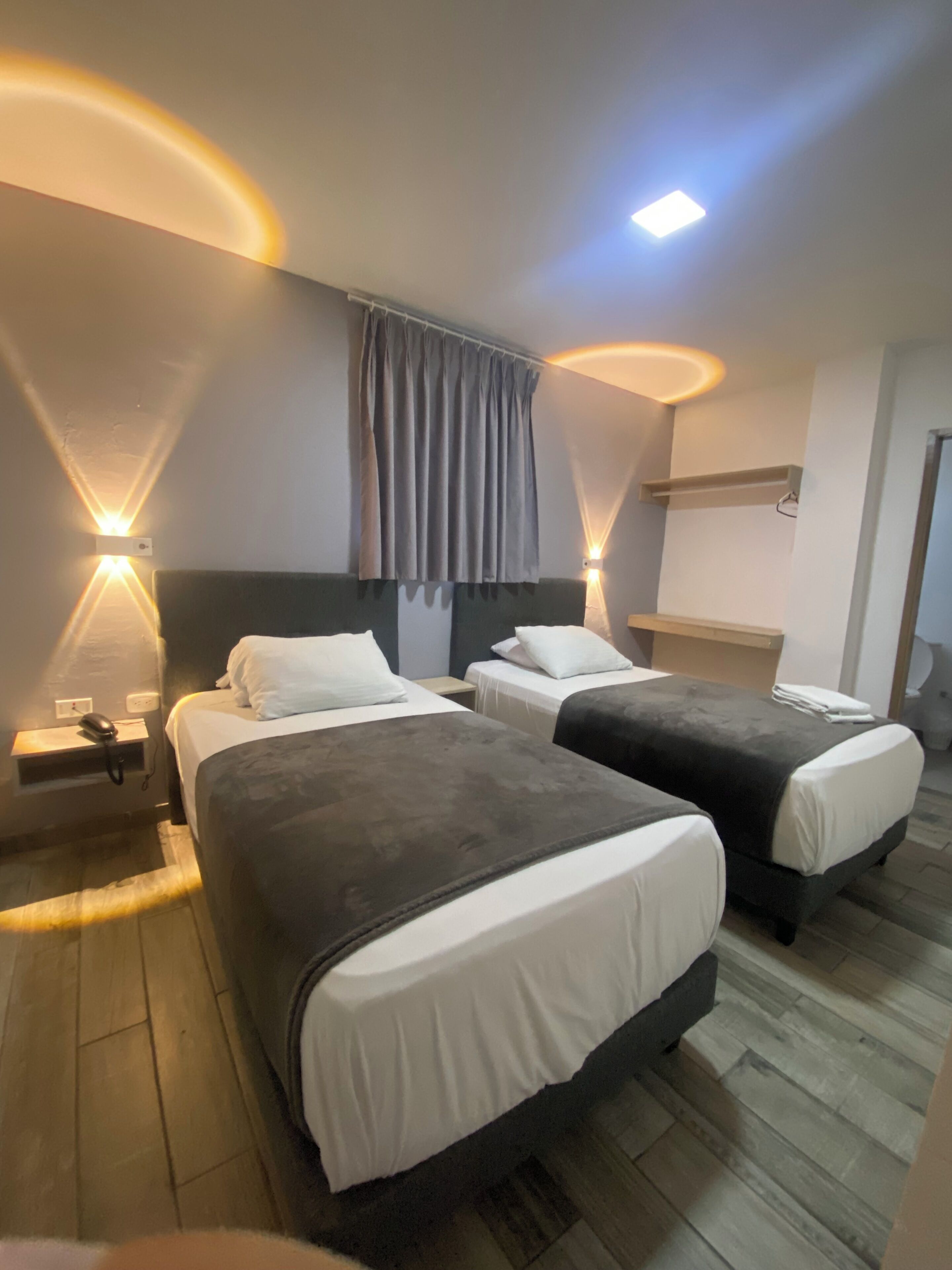 مكتب ومساحة عمل للكمبيوتر المحمول وأسرّة قابلة للطي وواي فاي مجانًا