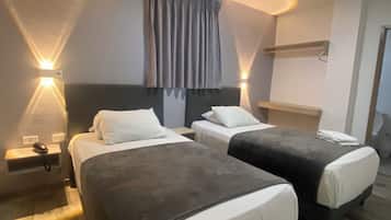 Kahden hengen superior-huone (kaksi sänkyä) | Työpöytä, kannettavalle tietokoneelle sopiva työtila, lisävuoteet