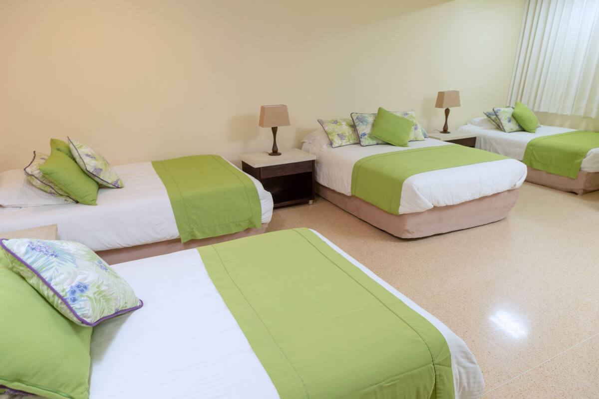 Vierbettzimmer | 1 Schlafzimmer, Minibar, Schreibtisch, kostenloses WLAN