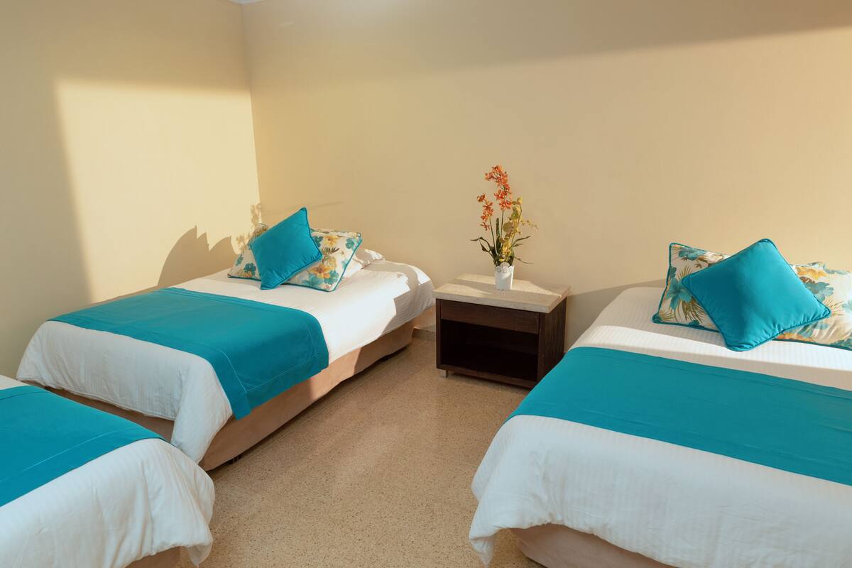 Standard-Dreibettzimmer | 1 Schlafzimmer, Minibar, Schreibtisch, kostenloses WLAN