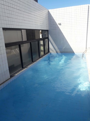 Una piscina al aire libre, una piscina en la azotea