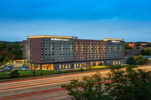 A multi-story hotel with a modern design, featuring a prominent sign for the Residence Inn by Marriott. - Fairfield Inn & Suites by Marriott Boston Waltham (Waltham)