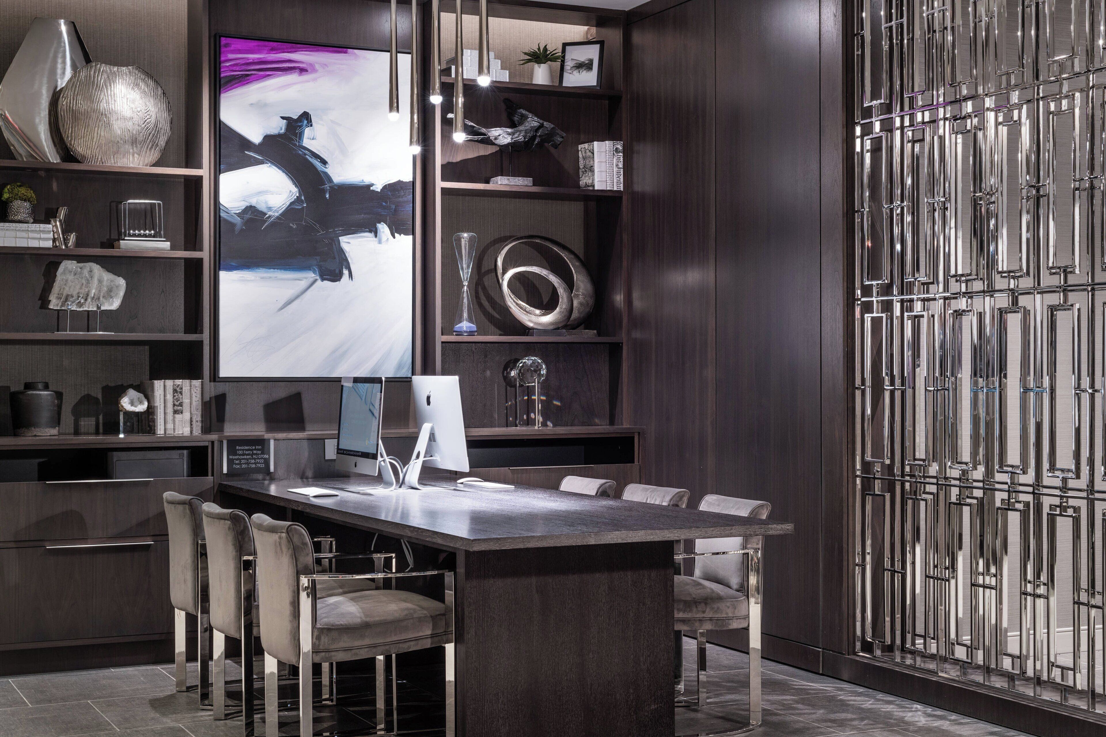 Una cocina moderna con una isla grande, electrodomésticos integrados y un televisor de pantalla plana espacioso.
