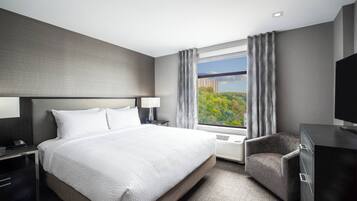 1 kamar tidur, brankas, meja kerja, dan tirai kedap cahaya