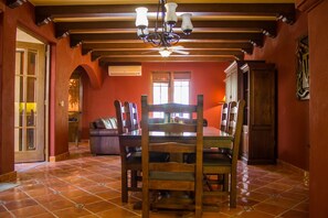 家庭别墅, 3 间卧室 | 客房内用餐