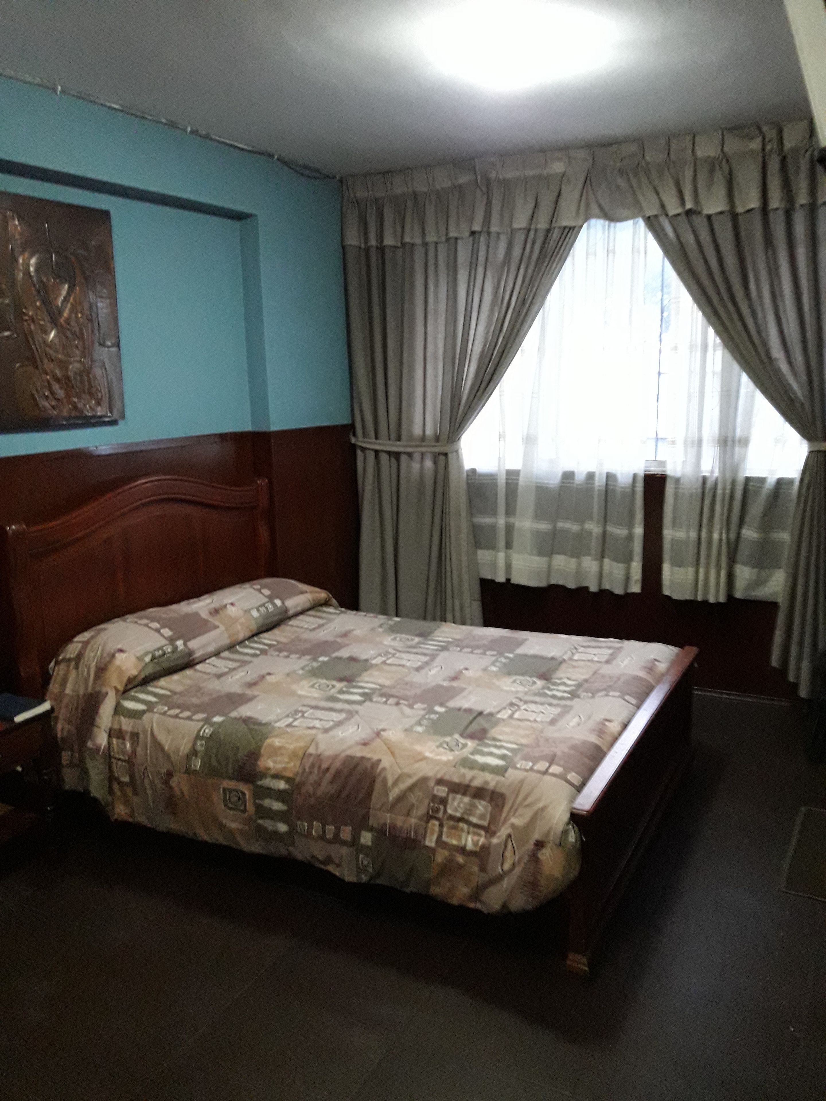 Habitación individual | Caja fuerte, escritorio, camas supletorias y Internet por cable gratuito