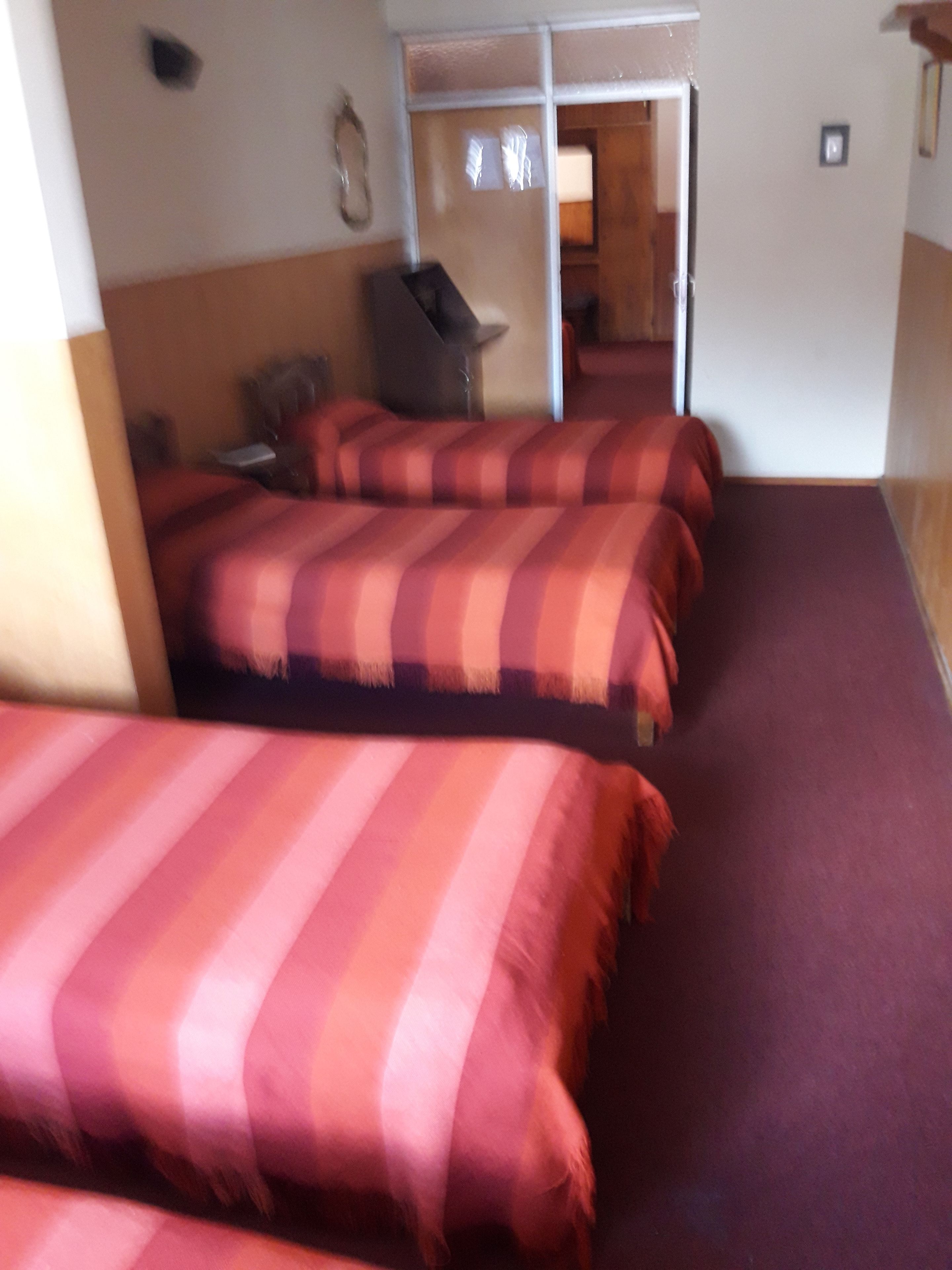 Habitación cuádruple | Caja fuerte, escritorio, camas supletorias y Internet por cable gratuito