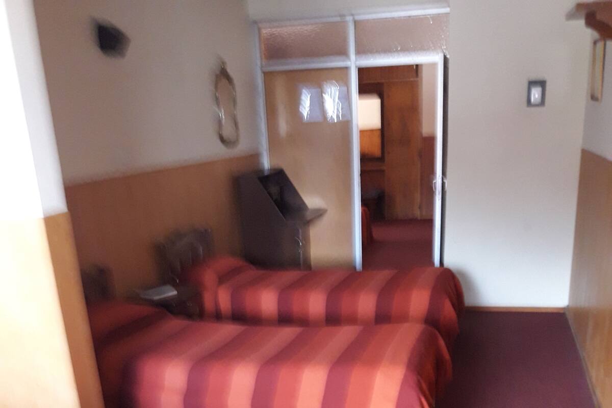 Habitación cuádruple | Caja fuerte, escritorio, camas supletorias y Internet por cable gratuito
