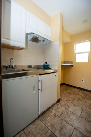 Private kitchenette - Casa Bella Inn - Huntington Park (Huntington Park)