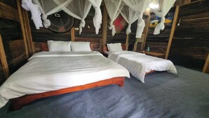 A room with two beds, a mosquito net, and a wooden wall. - Hello Mu Cang Chai Homestay - Hostel (Pung Luong)