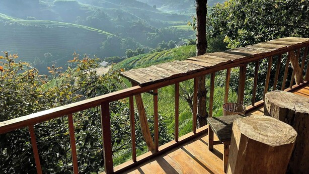 A wooden deck with a railing overlooking terraced fields and a distant mountain range. - Hello Mu Cang Chai Homestay - Hostel (Pung Luong)