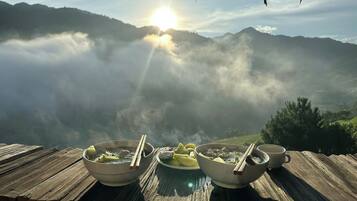 Bungalow 4 | 1 bedroom, individually decorated, individually furnished, desk