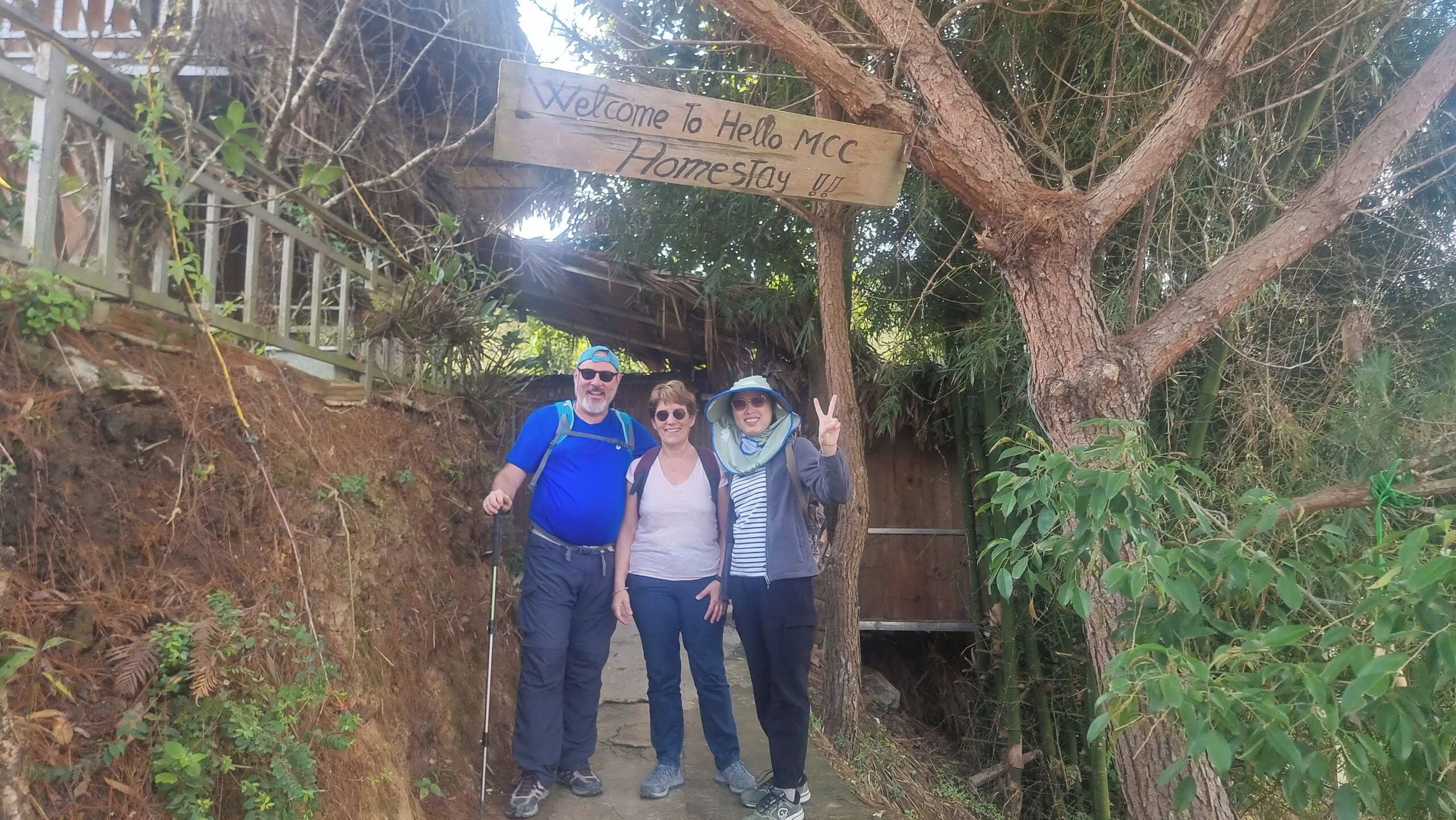 Un letrero de madera da la bienvenida a visitantes a una casa de huéspedes llamada MCC.