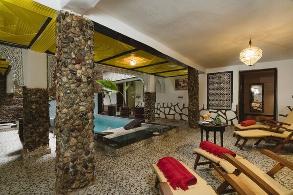 حمّام سباحة خارجي، مظلات على حمّام السباحة، مقاعد للتشمس