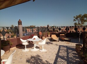 حيث تُقدم وجبات الإفطار، الغداء، العشاء، خيارت الطبخ المحلي والعالمي