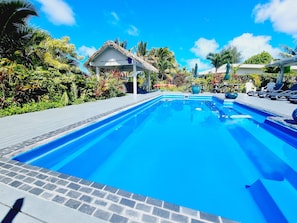 Outdoor pool, pool umbrellas, pool loungers - Natura Beach Pool Villa 1 (Rarotonga)