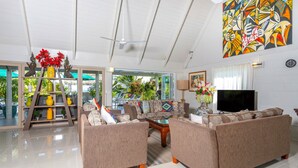 Vila Keluarga, 5 kamar tidur, kolam renang pribadi, menghadap pantai | Ruang keluarga | Smart TV 105-inci dengan saluran TV satelit, TV, dan Netflix