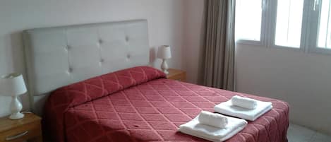 1 habitación, tabla de planchar con plancha, wifi gratis y ropa de cama