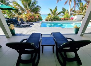 Villa Deluxe, 3 habitaciones, vistas a la playa, junto a la piscina | Zona de estar | Televisión LED de 48 pulgadas con canales por cable, una televisión