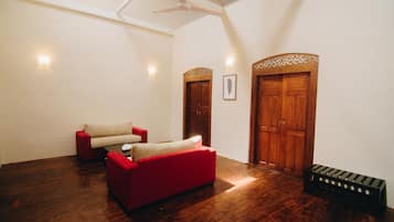 Suite estudio, 1 cama de matrimonio grande, no fumadores, vistas a la ciudad | Sala de estar