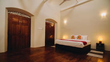 Premium bedding, desk, free WiFi