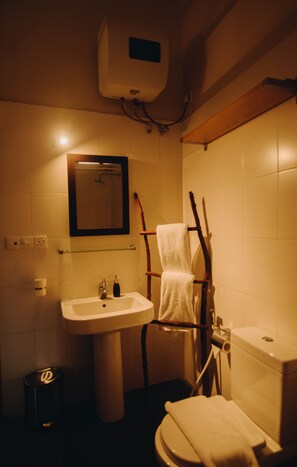 Studio suite, 1 kingsize bed, niet-roken, uitzicht op stad | Badkamer | Een douche, een regendouche, gratis toiletartikelen