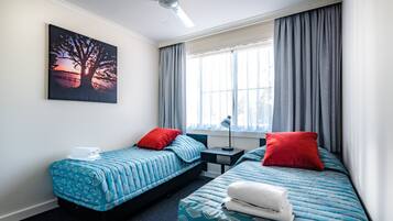 Ropa de cama de alta calidad y caja de seguridad en la habitación