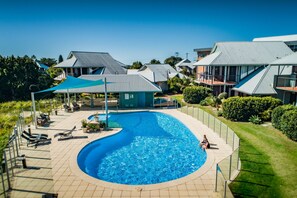 Outdoor pool, pool loungers - Riverside Holiday Resort Urunga (Urunga)