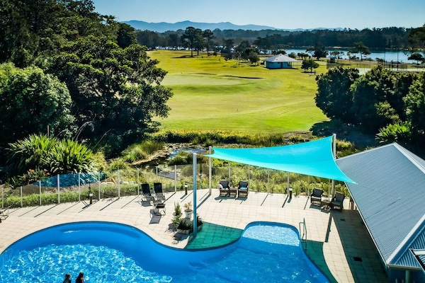Piscina all'aperto, lettini