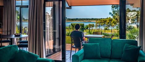 Télévision à écran plat, lecteur de DVD