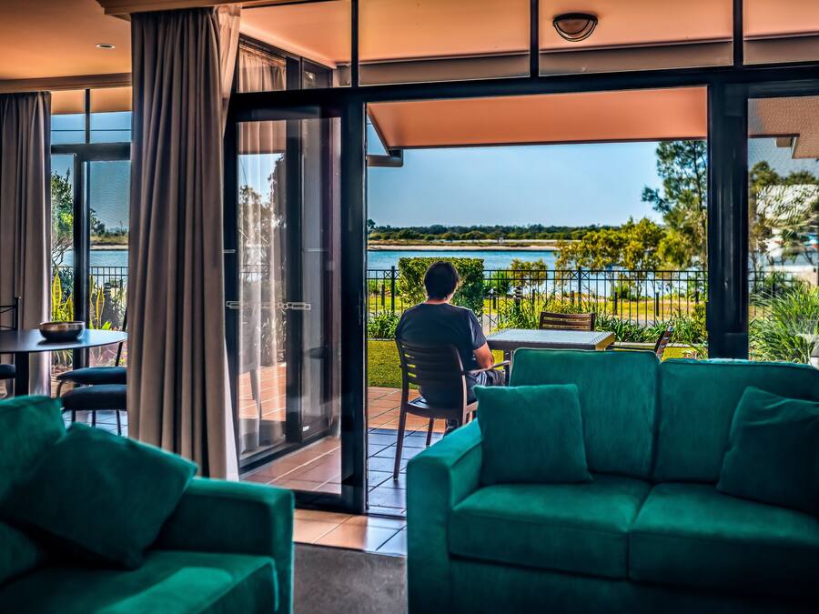 Télévision à écran plat, lecteur de DVD