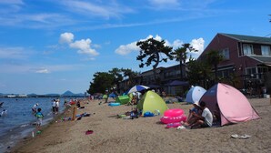 A beach with tents and people. - View Lodge Biwa (Otsu)