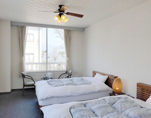 Chambre avec lits jumeaux, non-fumeurs, vue lac | Coffres-forts dans les chambres, Wi-Fi gratuit