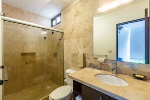 ラグジュアリー ペントハウス 2 ベッドルーム テラス 海側 | バスルーム | シャワー、バスアメニティ (無料)、ヘアドライヤー、タオル