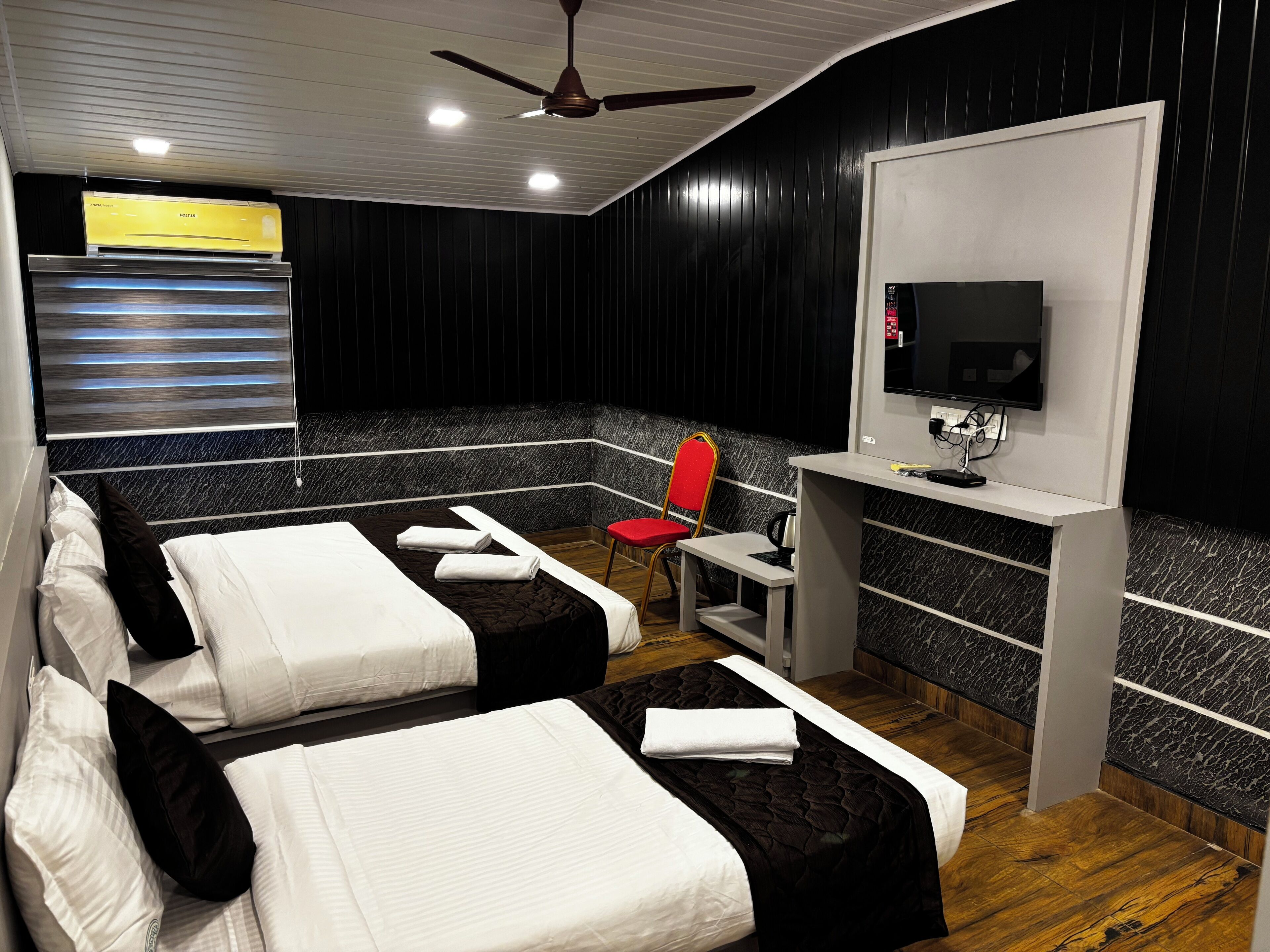 Chambre Triple Deluxe | Décoration personnalisée, bureau, rideaux occultants