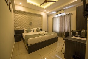 Decoración personalizada, escritorio y cortinas blackout