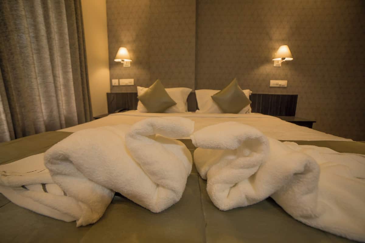 Deluxe Triple Room | Individually decorated, desk, blackout curtains, soundproofing