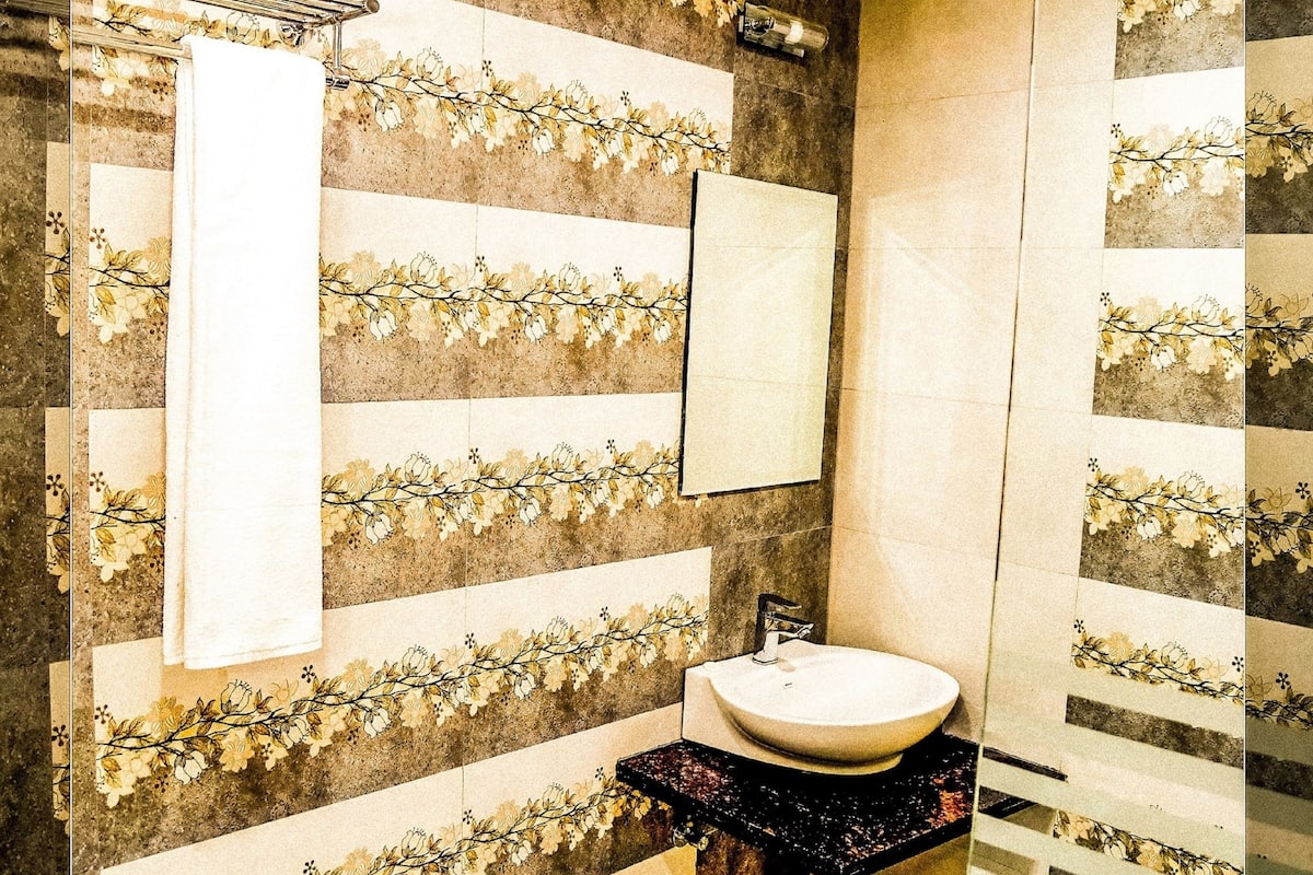 Premium kamer | Badkamer | Een douche