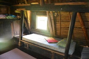 Rom (Native Hut) | Safe på rommet, ekstrasenger (mot et tillegg) og sengetøy