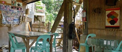 Petit déjeuner et déjeuner servis sur place, restauration en plein air