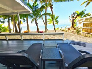 Perhebungalow, 2 makuuhuonetta, näköala laguunille, rannan lähellä | Terassi/patio