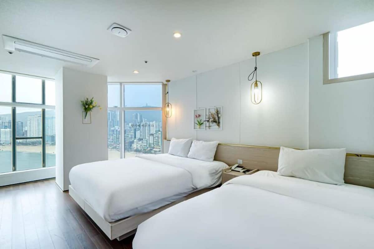 Kamar Twin Premium, pemandangan samudra | Seprai premium, selimut bulu angsa, tirai kedap cahaya, dan kedap suara