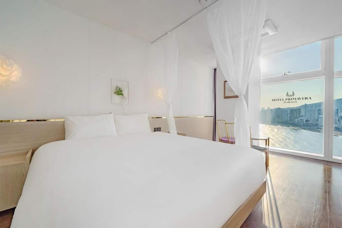 Kamar Double Deluks, pemandangan laut | Seprai premium, selimut bulu angsa, tirai kedap cahaya, dan kedap suara