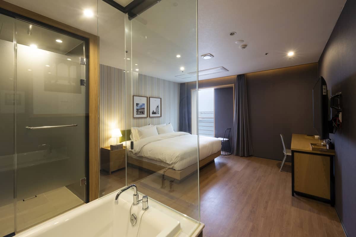 1 bedroom, premium bedding, down duvets, blackout curtains