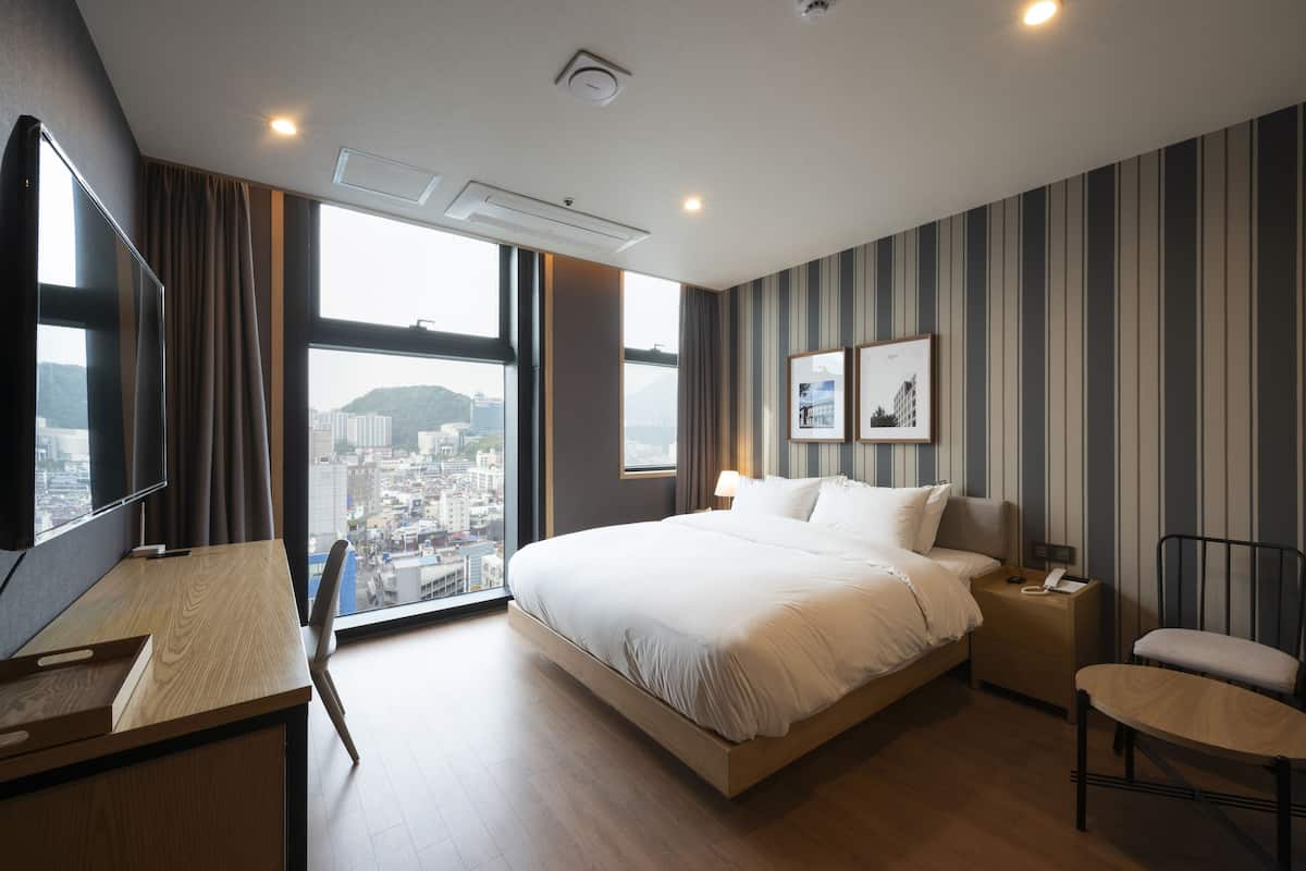 1 bedroom, premium bedding, down duvets, blackout curtains