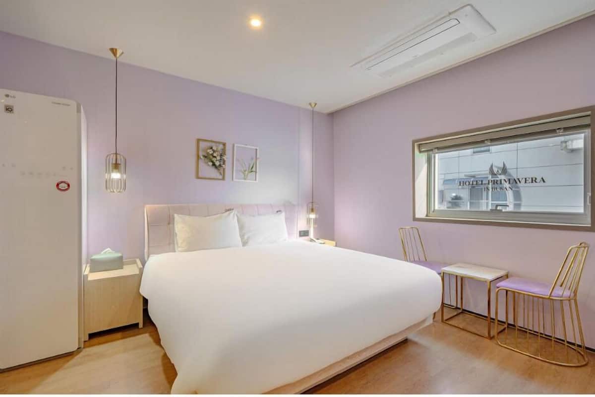 Quarto casal luxo | Roupas de cama premium, edredons de pluma, cortinas blackout